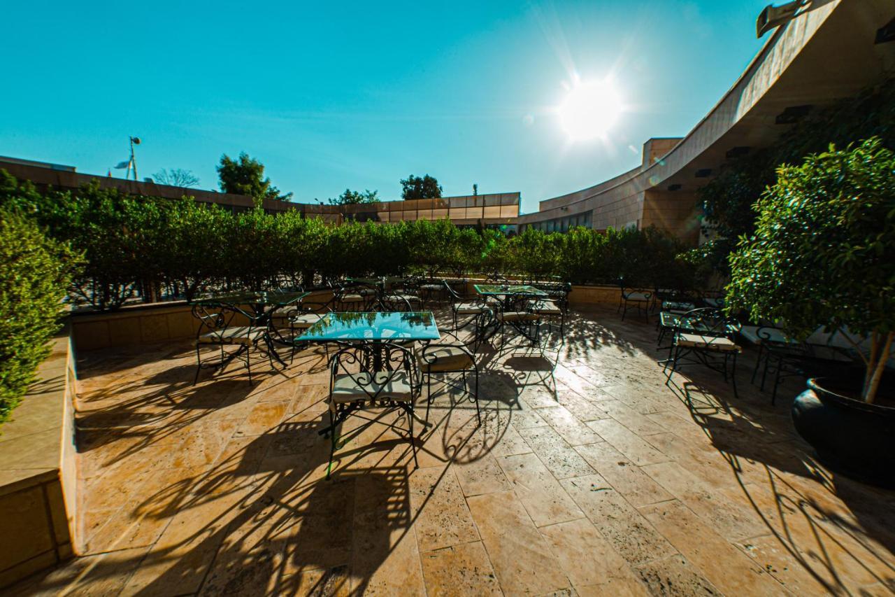 Oryx Hotel Áqaba Exterior foto The courtyard at the University of Arizona