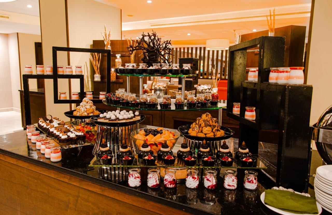 Oryx Hotel Áqaba Exterior foto A dessert buffet