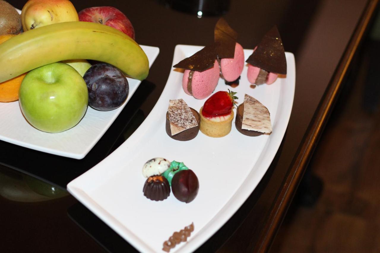 Oryx Hotel Áqaba Exterior foto Fruit and petit fours