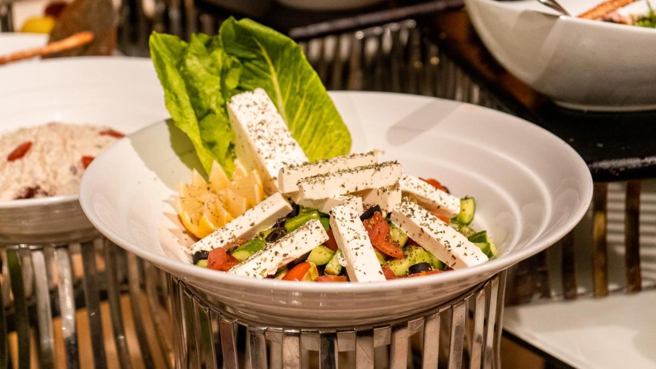 Oryx Hotel Áqaba Exterior foto Greek salad