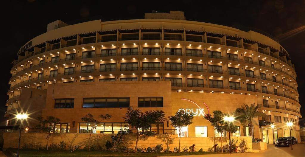 Oryx Hotel Áqaba Exterior foto The hotel at night